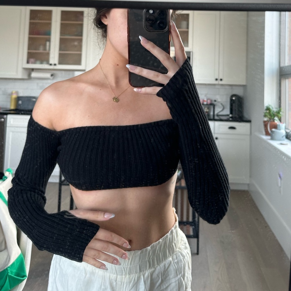 Superdown long sleeve black crop top.